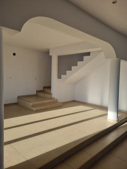 Casă individuală cu 5 camere cu Canalizare în Central