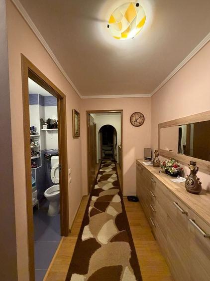Apartament cu 3 camere decomandat, mobilat în Lipovei