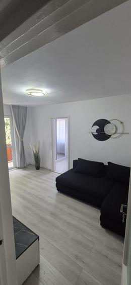 Apartament cu 3 camere semidecomandat în Central