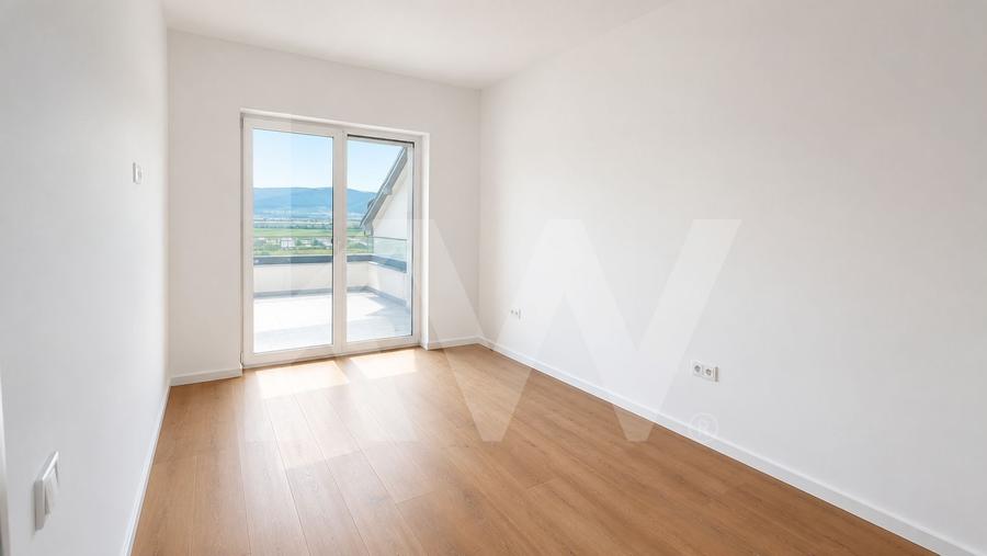 Apartament cu 4 camere decomandat în Cristian