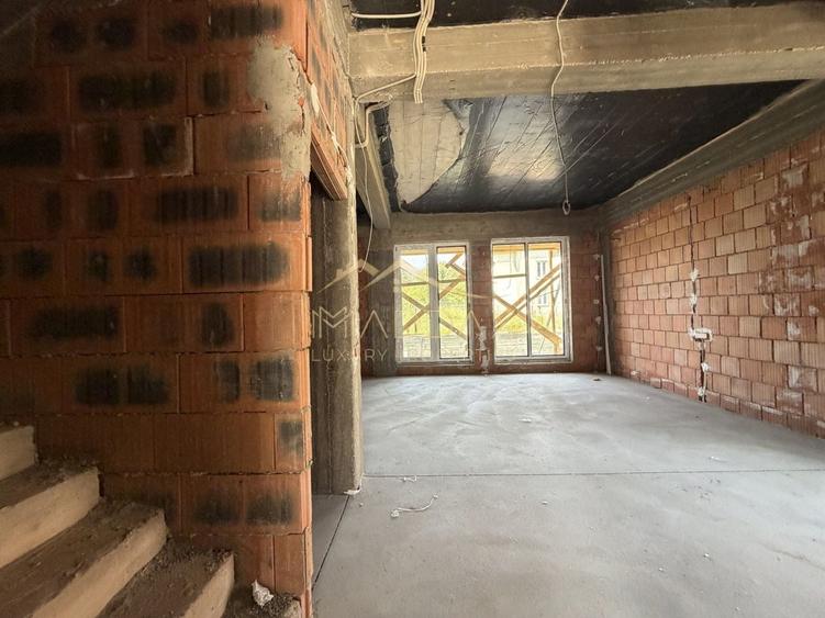Duplex cu 5 camere decomandat cu Canalizare în Central