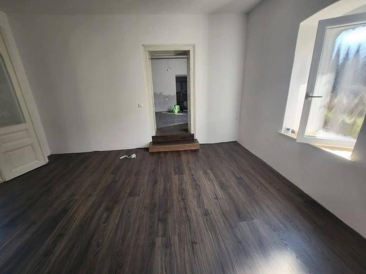 Casă cu 7 camere cu Teren 966 Mp în Variaș