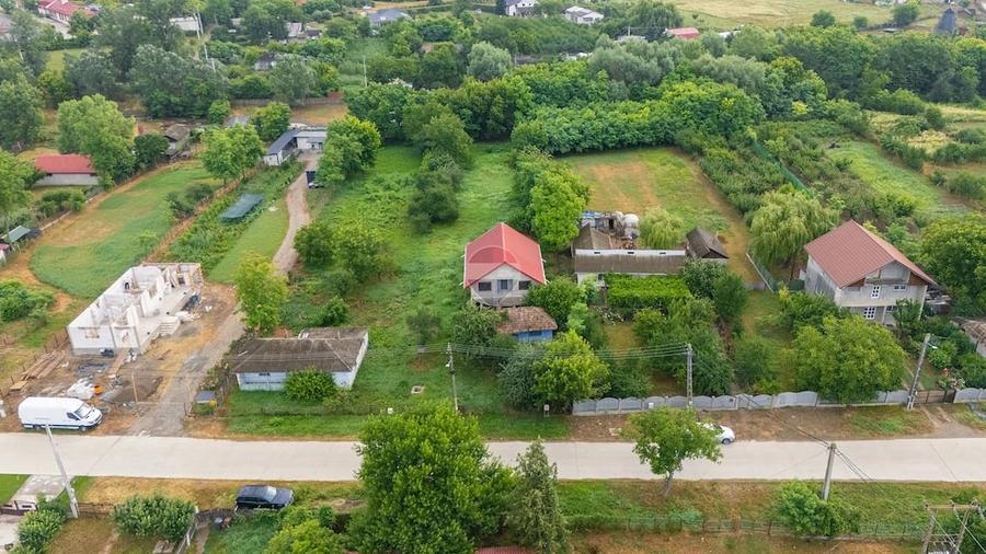 Casă cu Teren 4300 Mp în Sculeni