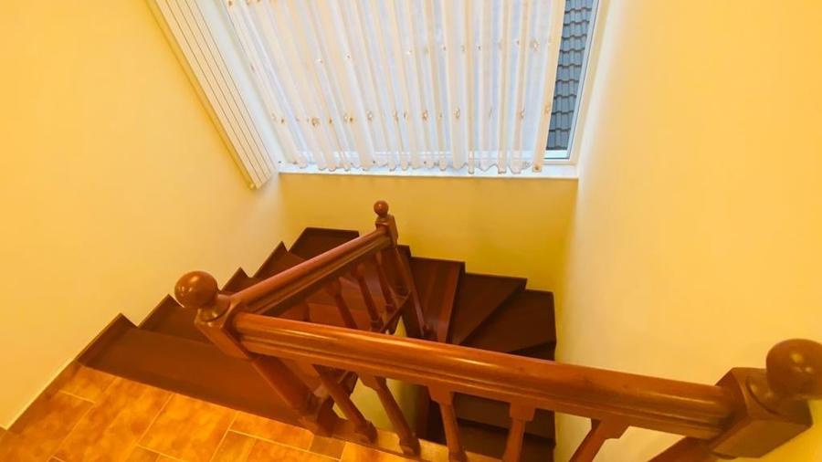 Casă individuală cu 5 camere cu Canalizare în Central