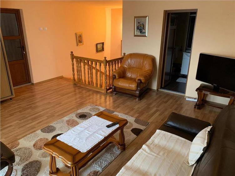 Casă individuală cu 9 camere cu Teren 600 Mp în Gruia