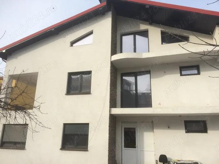 Casă cu 5 camere în Craiovița Nouă