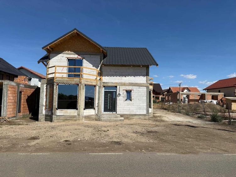 Casă cu 4 camere cu Teren 400 Mp în Central