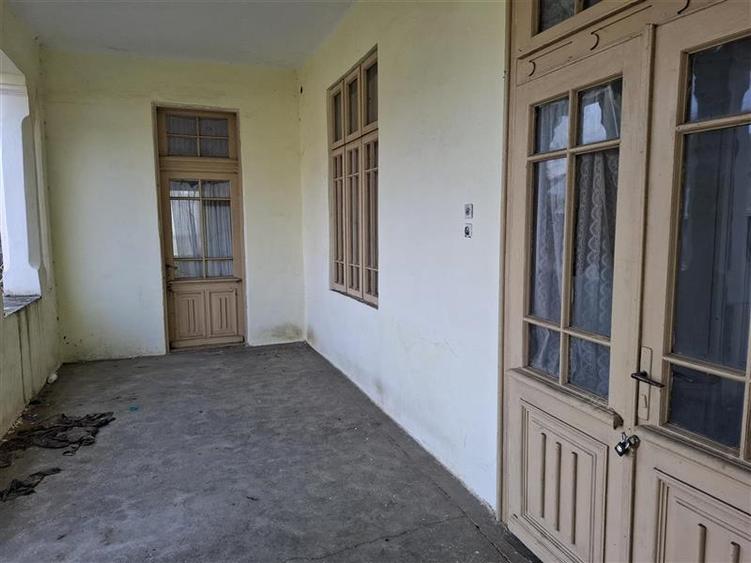Casă individuală cu 6 camere cu Teren 2080 Mp în Sud