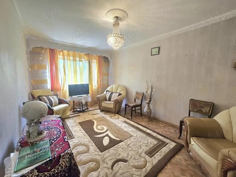 Apartament cu 3 camere decomandat în Școlilor