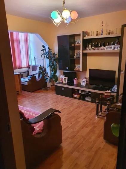 Apartament cu 3 camere decomandat în Sud