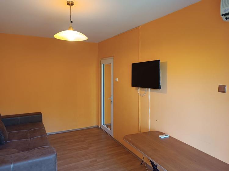 Apartament cu 3 camere semidecomandat în Palazu Mare