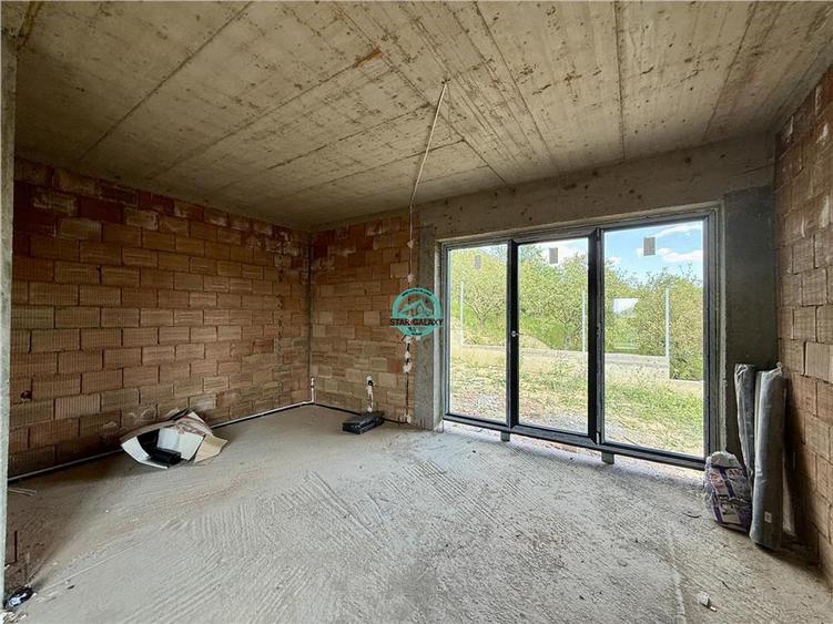 Duplex cu 4 camere cu Canalizare în Corunca