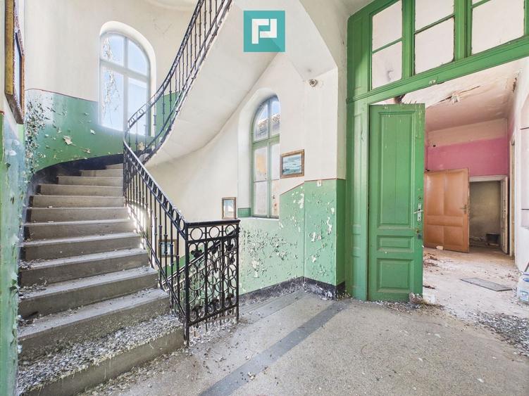 Casă individuală cu 15 camere cu Canalizare în Central