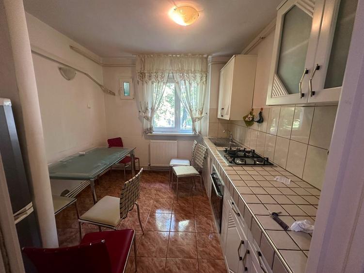 Apartament cu 3 camere semidecomandat în Podul de Piatră