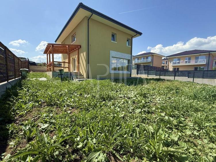 Casă individuală cu 4 camere cu Canalizare în Dezmir