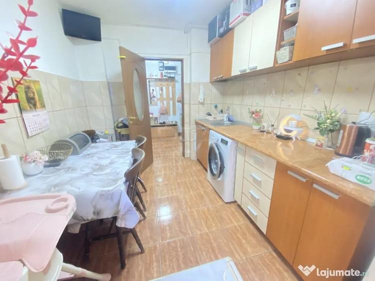 Apartament cu 3 camere decomandat în Mărgeanului
