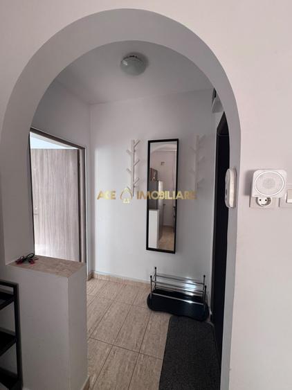 Apartament cu 3 camere semidecomandat, mobilat în Titan
