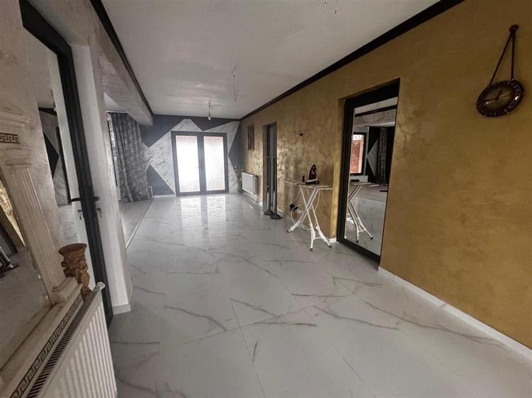 Casă individuală cu 7 camere cu Teren 1100 Mp în Mănești
