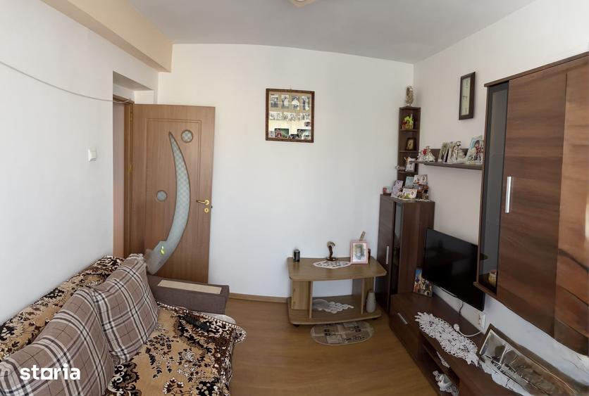 Apartament cu 3 camere semidecomandat în Trivale