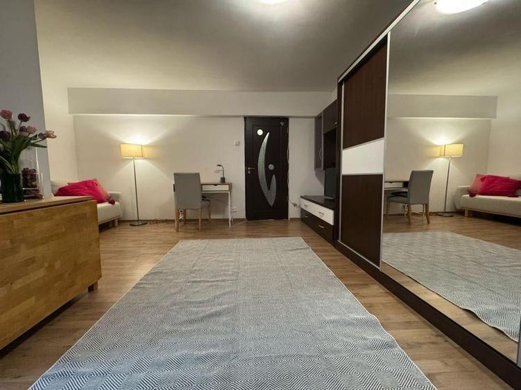 Garsonieră decomandată în Romană