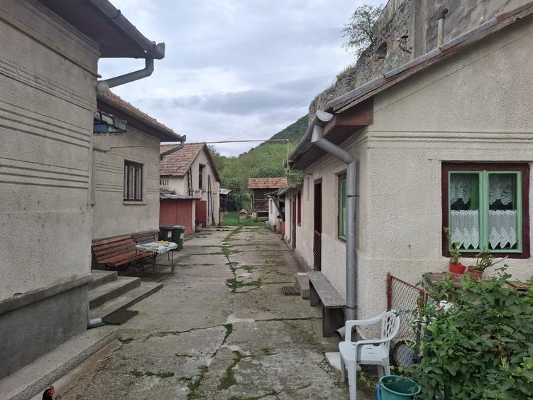 Casă cu 4 camere în Uroi