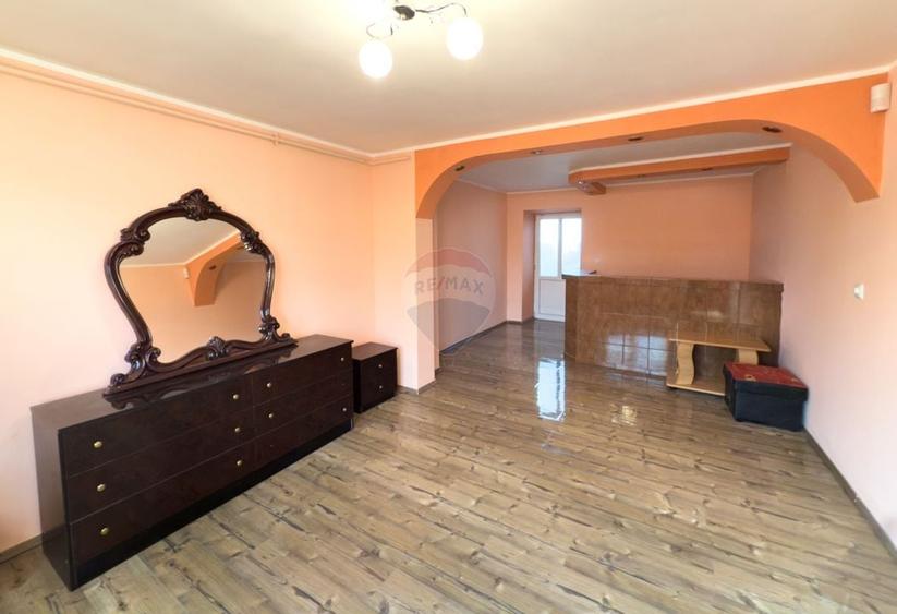 Casă cu 8 camere cu Teren 440 Mp în Central