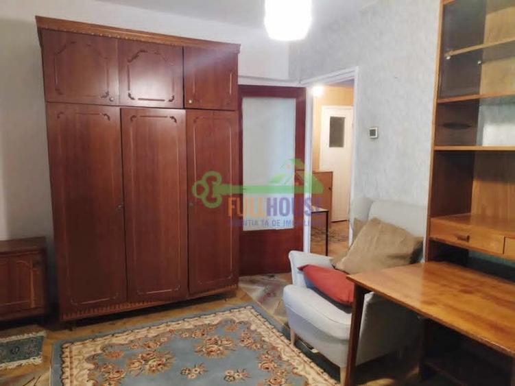Apartament cu 3 camere decomandat în Podu Roș