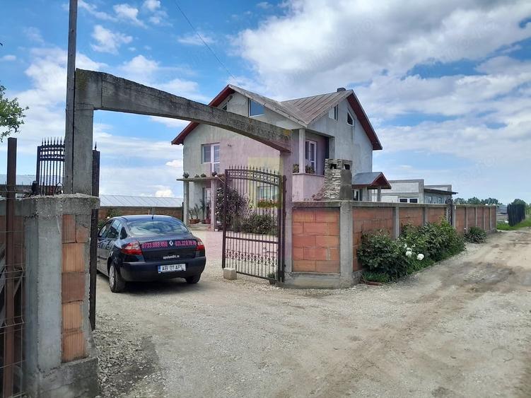 Casă cu 4 camere cu Teren 474 Mp în Vărăști