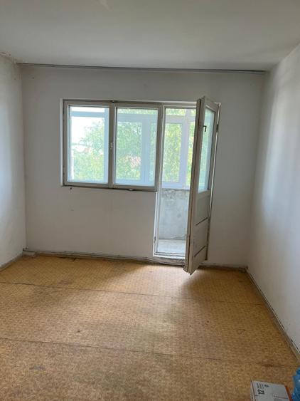 Apartament cu 3 camere semidecomandat în Valea Călugărească