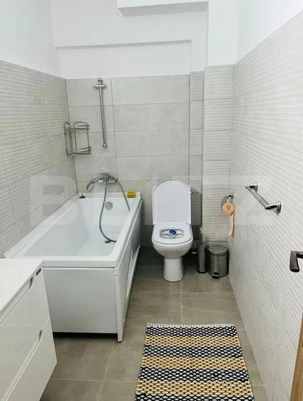 Apartament cu 3 camere decomandat, mobilat în Podul de Fier