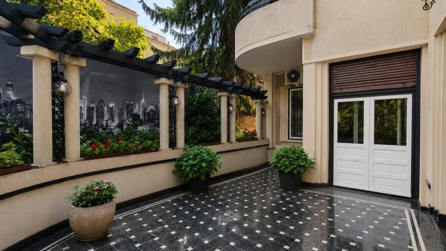 Apartament cu 5 camere semidecomandat în Dorobanți