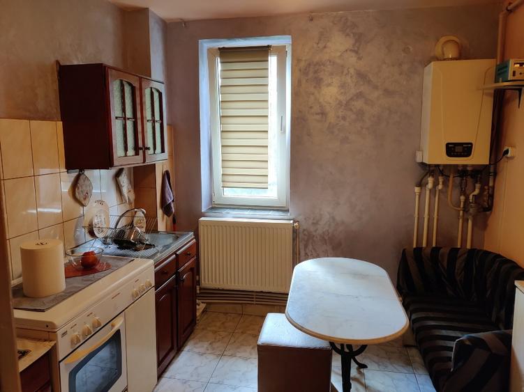 Apartament cu 3 camere semidecomandat în Far