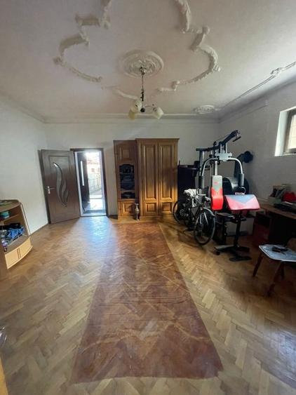 Casă individuală cu 6 camere cu Canalizare în Centrul Istoric