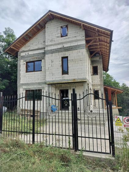 Casă cu Teren 1200 Mp în Copăcelu