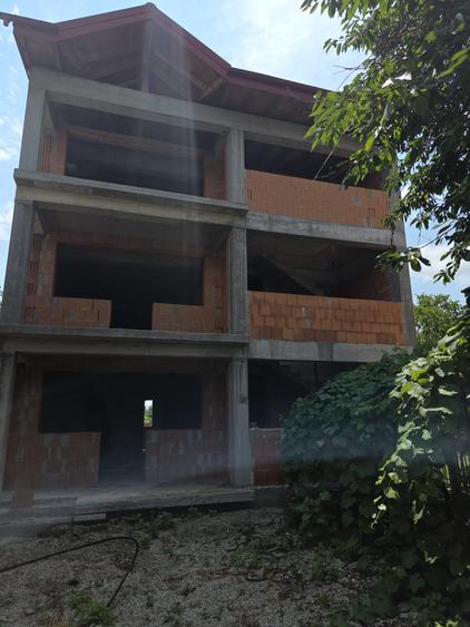 Casă individuală cu 10 camere cu Teren 400 Mp în Giulești