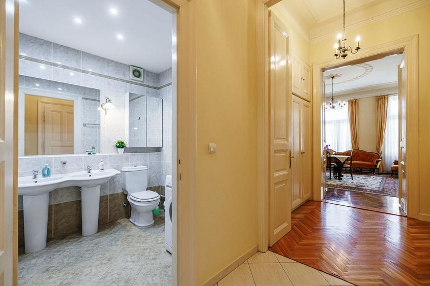 Apartament cu 3 camere semidecomandat, mobilat în Ultracentral