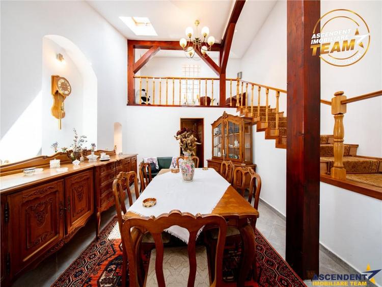 Casă cu 7 camere cu Teren 547 Mp în Central