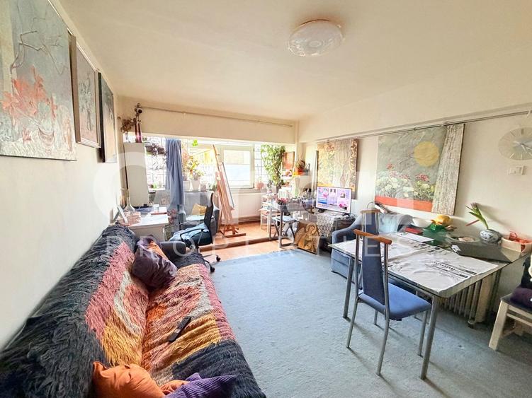 Apartament cu 3 camere semidecomandat, mobilat în Central