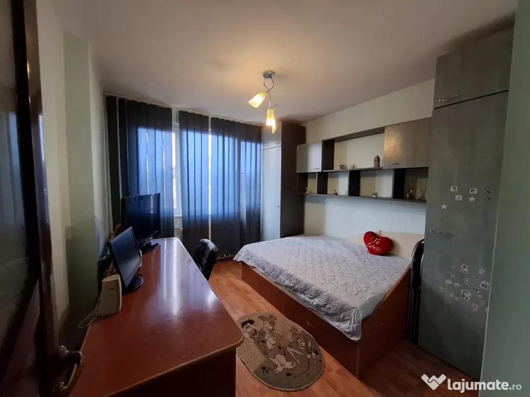 Apartament cu 3 camere semidecomandat în Ultracentral