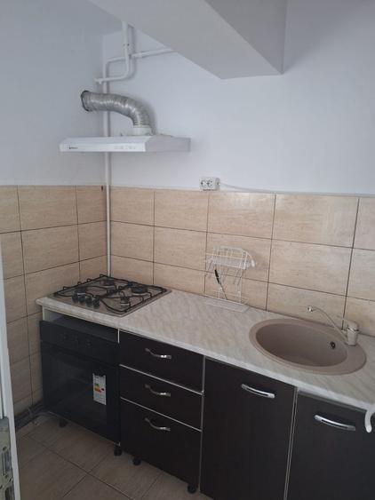 Garsoniera de vanzare Vand garsoniera situata la parter, in zona Deal din Pascani, cu suprafata de 22 mp. Garsoniera este renovat - 2