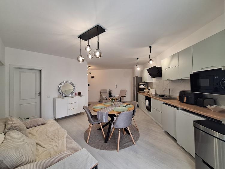 Apartament cu 2 camere semidecomandat, mobilat în Florești