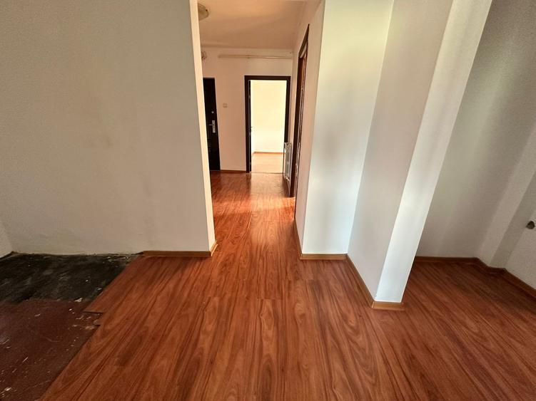 Apartament cu 3 camere decomandat în Piața Nouă