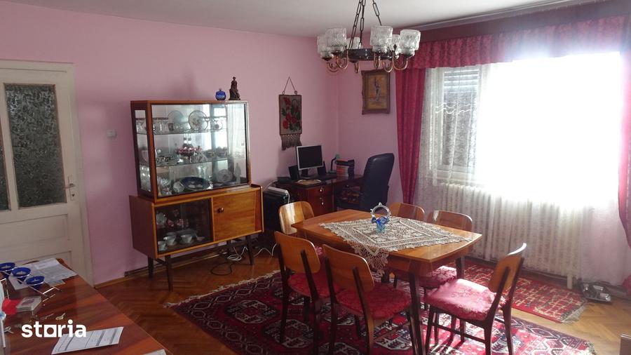 Casă cu 5 camere cu Teren 3450 Mp în Horea