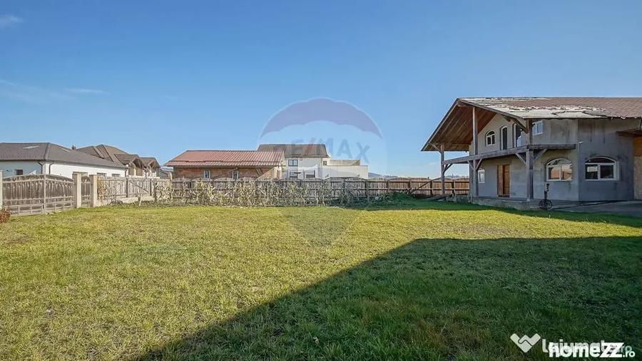 Casă cu 5 camere cu Teren 700 Mp în Sânpetru