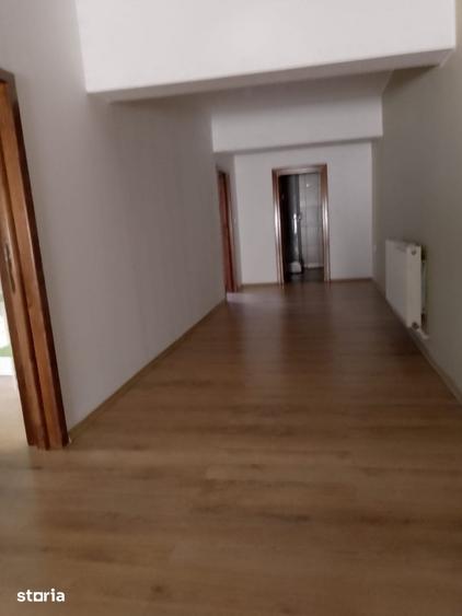 Casă cu 5 camere cu Teren 250 Mp în Central