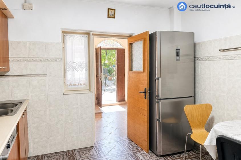 Casă individuală cu 10 camere cu Canalizare în Fundeni