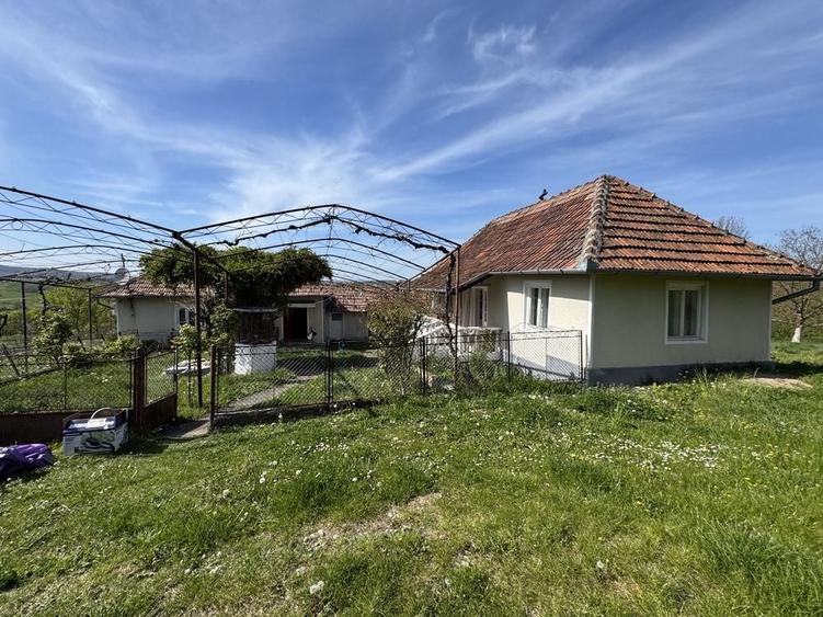 Casă cu 4 camere în Beznea