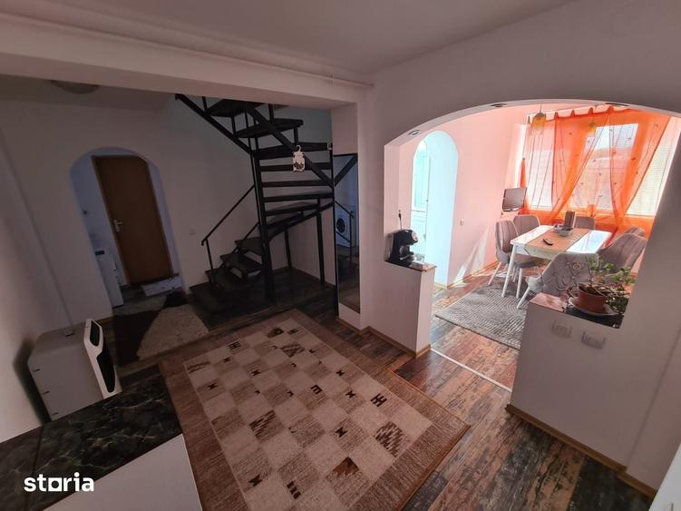 Apartament cu 4 camere decomandat în Sărari