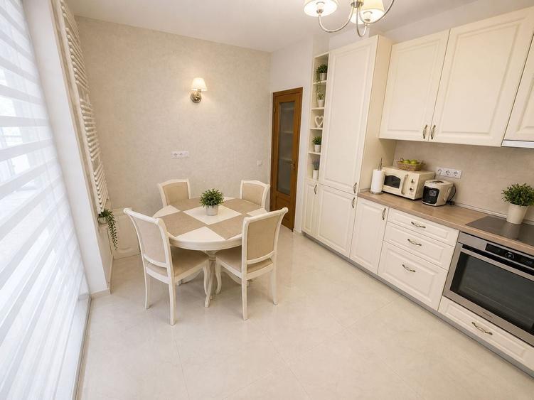 Apartament cu 3 camere decomandat, mobilat în Central