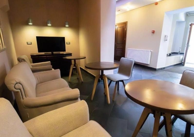 Apartament cu 4 camere decomandat în Central